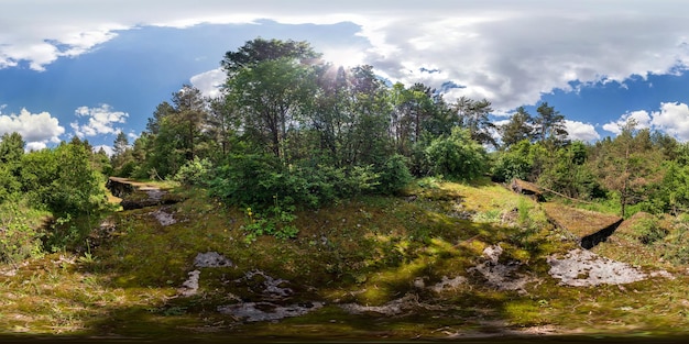 Panorama complet et transparent à 360 degrés sur la forteresse militaire abandonnée en ruine de la Première Guerre mondiale dans la forêt en projection sphérique équirectangulaire Prêt pour le contenu VR AR