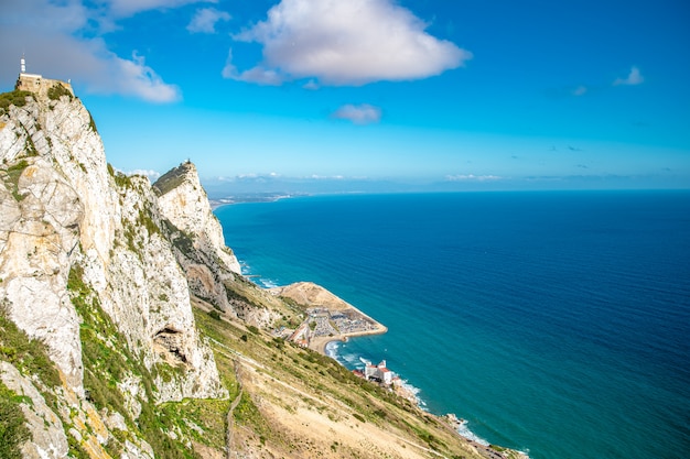 Panorama de la côte exotique avec hôtel en bord de mer aux eaux cristallines de couleur tercis, paradis de la détente