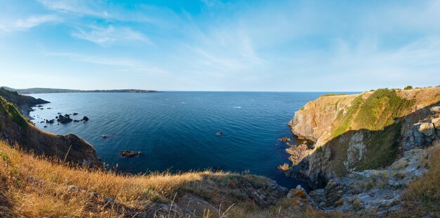 Panorama de la côte de la mer d'été