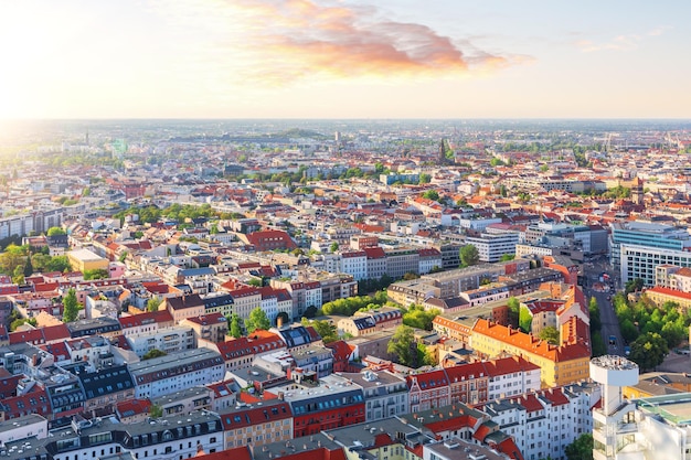 Panorama de coucher du soleil des toits colorés de Berlin de la ville Allemagne