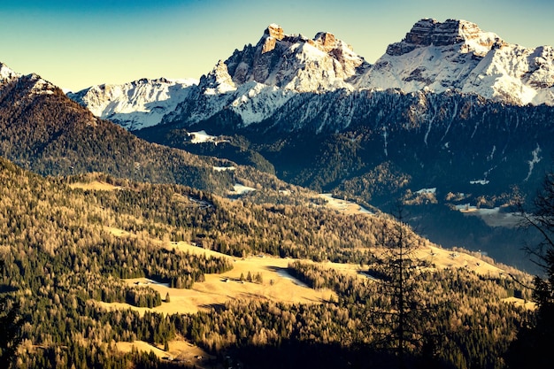 Photo panorama à couper le souffle du pale di san martino en hiver au coucher du soleil lozen valley trentino