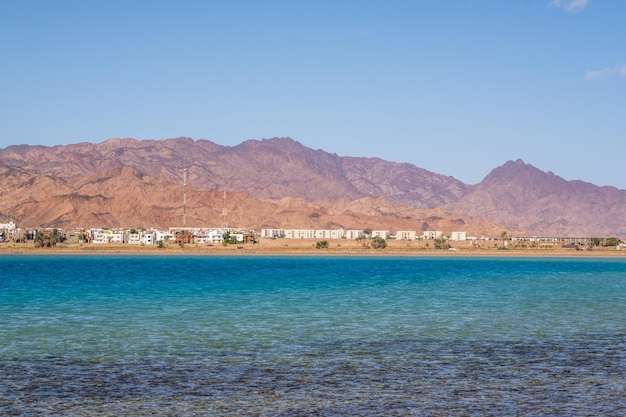 Panorama dans la chaîne de montagnes du sinaï en egypte semblable aux paysages martiens avec vue sur la mer