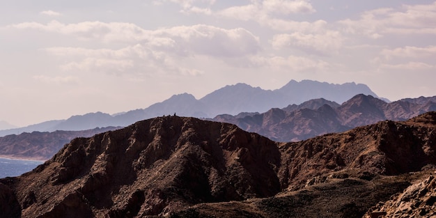Panorama dans la chaîne de montagnes du sinaï en egypte semblable aux paysages martiens