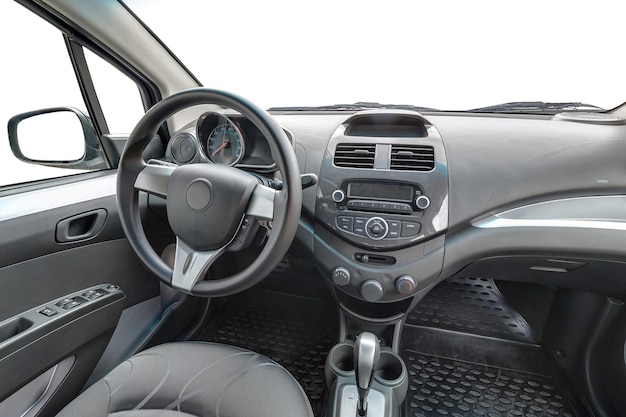 Panorama dans le salon intérieur en cuir du levier de changement de volant et du tableau de bord de voiture moderne de prestige