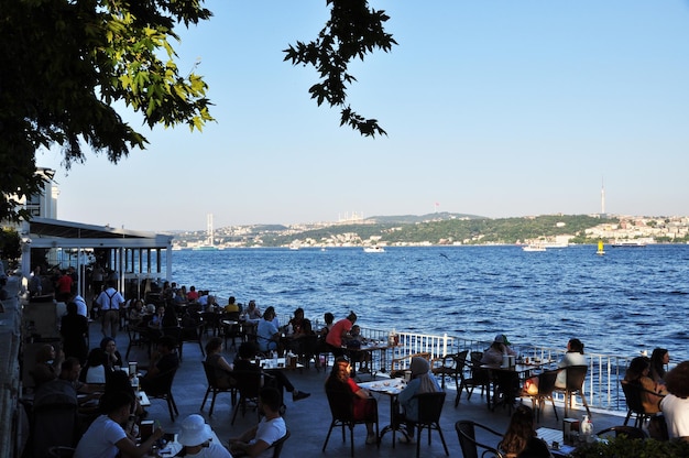 Panorama du Bosphore. Vue sur le café bondé sur la berge du détroit. Vue sur le littoral.