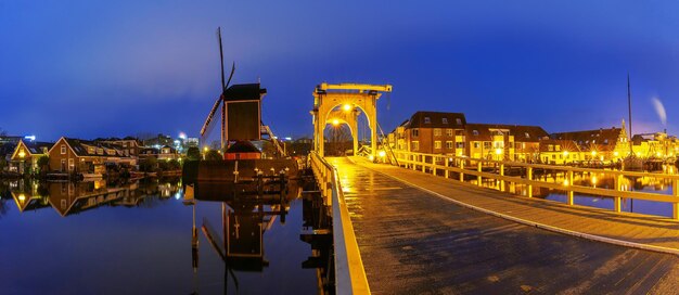 Photo panorama du canal de leiden galgewater avec le moulin à vent de put et le pont rembrandt aux pays-bas