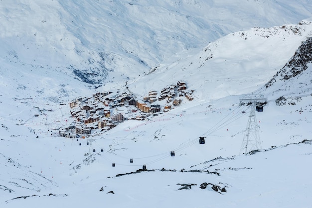 Photo panorama du célèbre val thorens dans les alpes françaises par nuit, vanoise, france