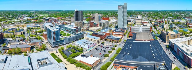 Photo panorama du centre-ville de fort wayne ville d'églises bâtiments de bureaux aériens gratte-ciel ciel bleu