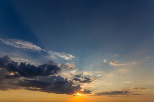 Panorama du ciel au lever ou au coucher du soleil.