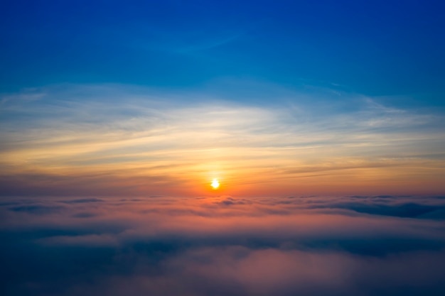 Panorama du ciel, à l'aube ou au coucher du soleil, heure bleue