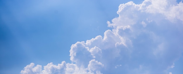 Panorama du ciel Beaux gros nuages dans le ciel Paysage de la puissance du ciel et de la nature Espace de copie