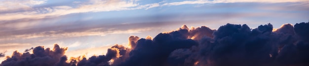 Panorama du ciel Beaux gros nuages dramatiques dans le ciel Paysage de la puissance du ciel et de la nature Espace de copie