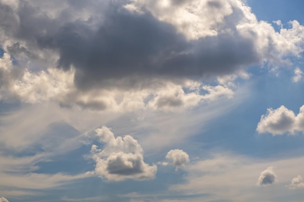 Panorama du ciel bleu avec de beaux nuages utilisés pour le remplacement du ciel