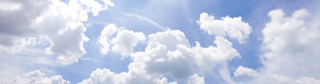 Panorama du ciel bleu clair avec fond de nuage blanc.