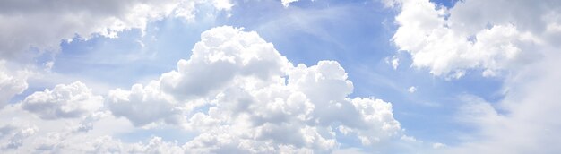 Panorama du ciel bleu clair avec fond de nuage blanc.