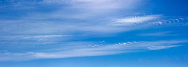 Panorama du ciel bleu avec des nuages blancs flottant dans le ciel