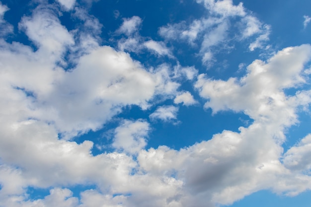 Panorama du ciel bleu avec des nuages blancs