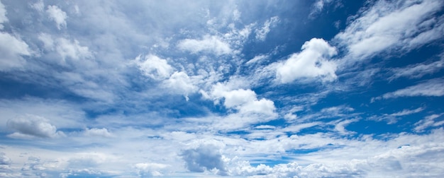 Panorama du ciel bleu avec des nuages blancs