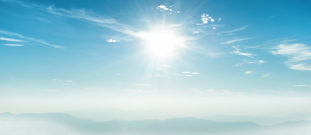 Panorama du ciel bleu avec des rayons de soleil brillants