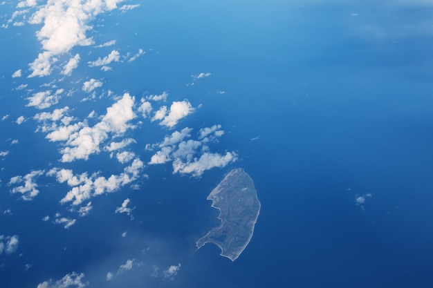 Panorama du ciel avec des nuages au bas de l'île