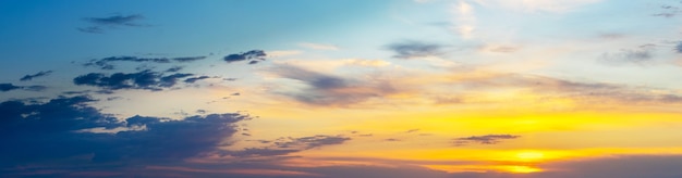 Panorama du ciel pittoresque au coucher du soleil avec des nuages clairs et sombres