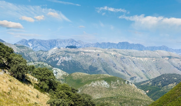 Panorama du col de Llogara brumeux d'été Albanie