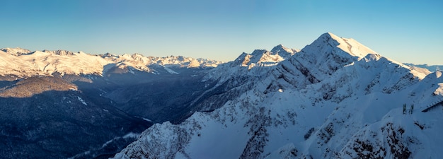 Panorama du coucher du soleil dans les montagnes en hiver
