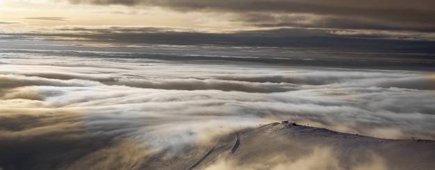 Panorama du coucher de soleil d'hiver dans les montagnes