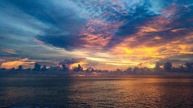 Panorama du coucher de soleil sur la mer, Phuket, Thaïlande