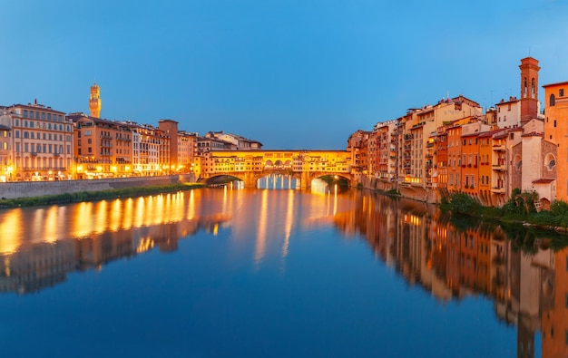 Panorama du fleuve Arno et du célèbre pont Ponte Vecchio la nuit depuis le Ponte Santa Trinita à Florence, Toscane, Italie