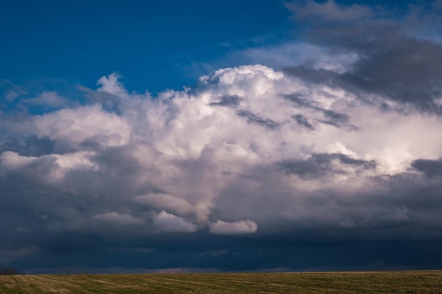 Panorama du fond de ciel noir avec des nuages d'orage le front de tonnerre peut être utilisé pour le remplacement du ciel