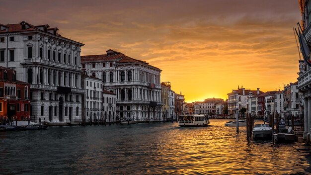 Panorama du Grand Canal au coucher du soleil Venise