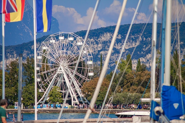 Panorama du lac de Garde à Bardolino avec grande roue en été