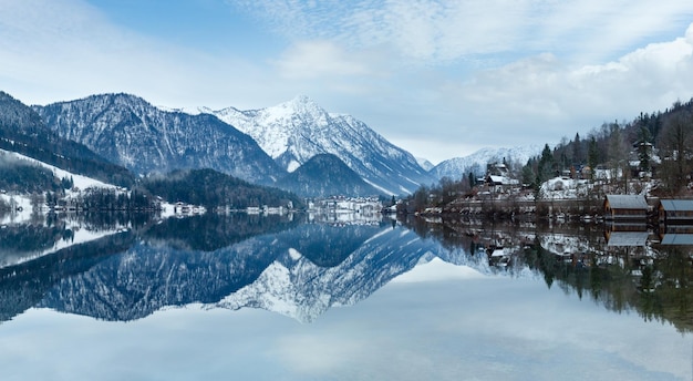 Panorama du lac d'hiver alpin lac Grundlsee Autriche