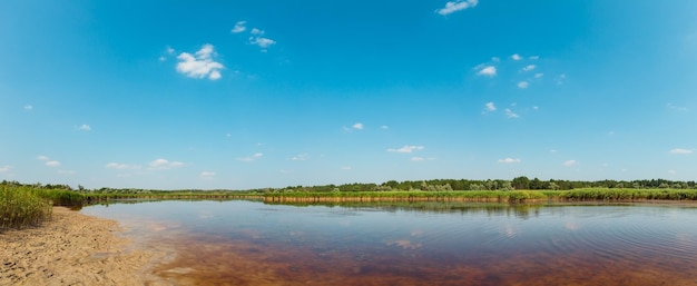 Panorama du lac d'iode d'été Ukraine