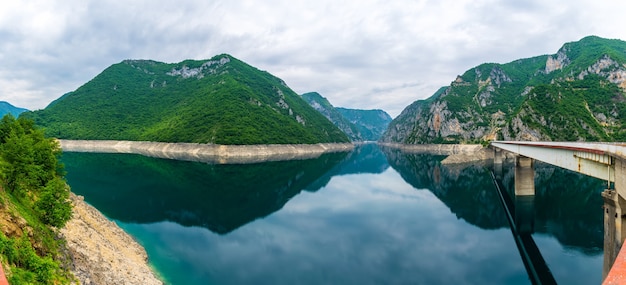 Panorama du lac Piva parmi les hautes montagnes pittoresques.