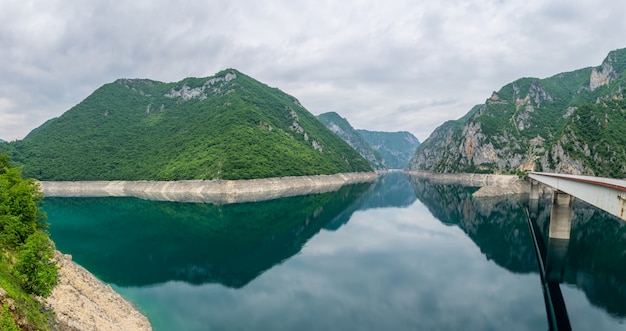 Panorama du lac Piva parmi les hautes montagnes pittoresques.