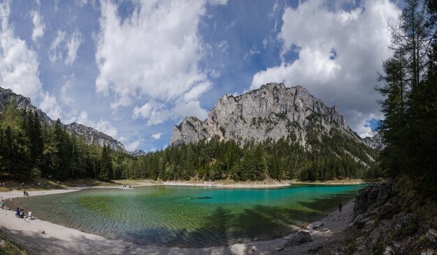 Panorama du lac vert et des montagnes