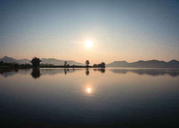 Panorama du lever du soleil sur la chaîne de montagnes avec brouillard le matin au réservoir de Lam Taphoen