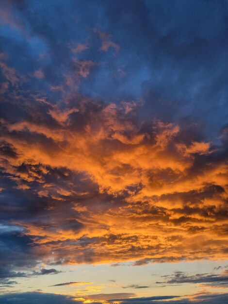 Panorama du lever du soleil du matin avec un ciel coloré parfait et des nuages célestes.