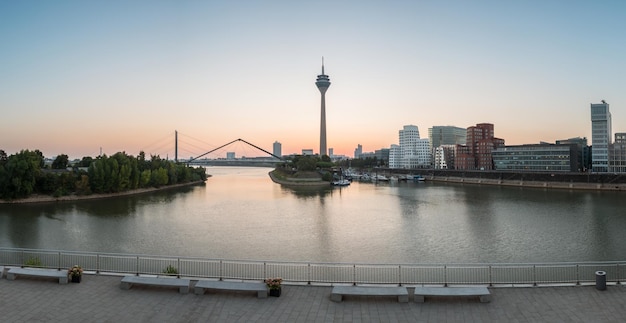 Panorama du lever du soleil de Düsseldorf