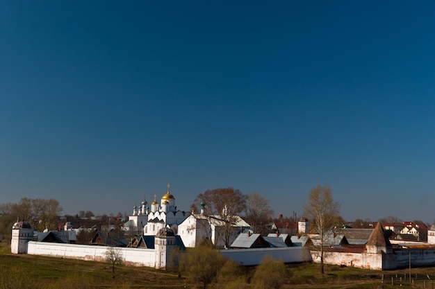 Panorama du monastère Intercession Pokrovsky dans la ville de Suzdal dans l'oblast de Vladimir en Russie.