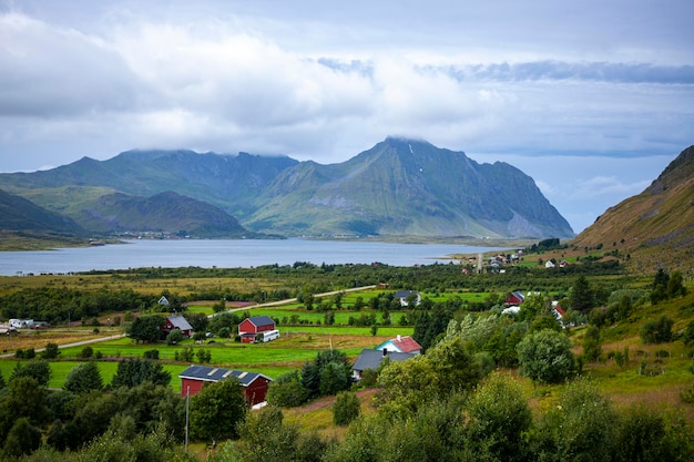 panorama du paysage des îles lofoten, norvège, petites maisons colorées au bord de la mer