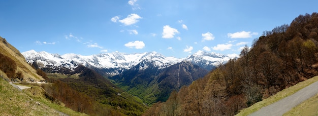 Panorama du paysage de montagne dans les Pyrénées, France