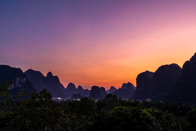 Panorama du paysage de Yangshuo au crépuscule