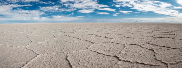 Panorama du Salar d'Uyuni avec ciel bleu Bolivie