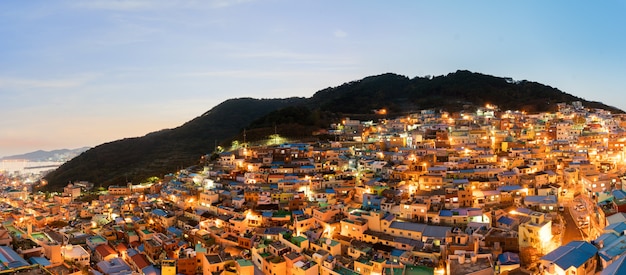 Panorama du village culturel de Gamcheon de nuit à Busan, en Corée du Sud.