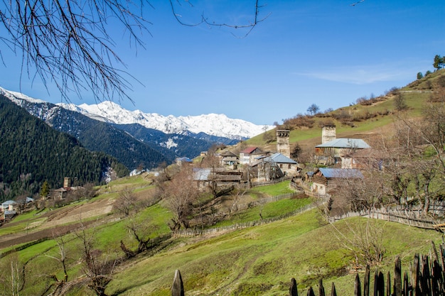 Panorama du village de montagne de Géorgie et de la neige