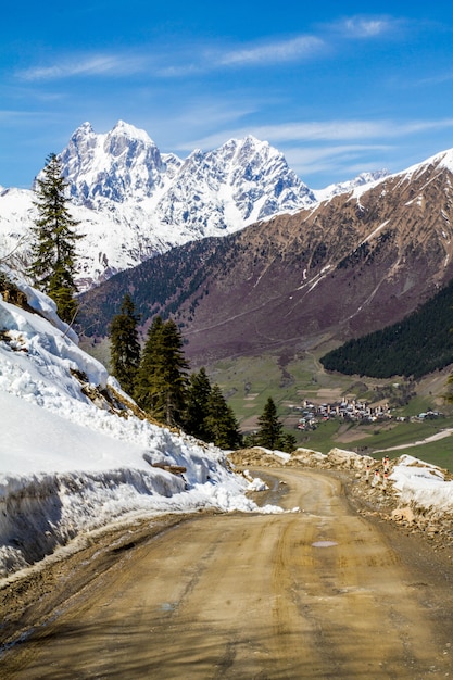 panorama du village de montagnes de la route géorgienne et de la neige