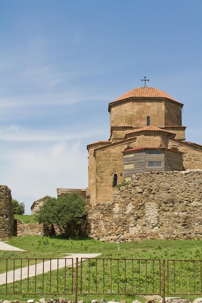 Panorama de l'église orthodoxe géorgienne du 6ème siècle près de Mtskheta Jvari